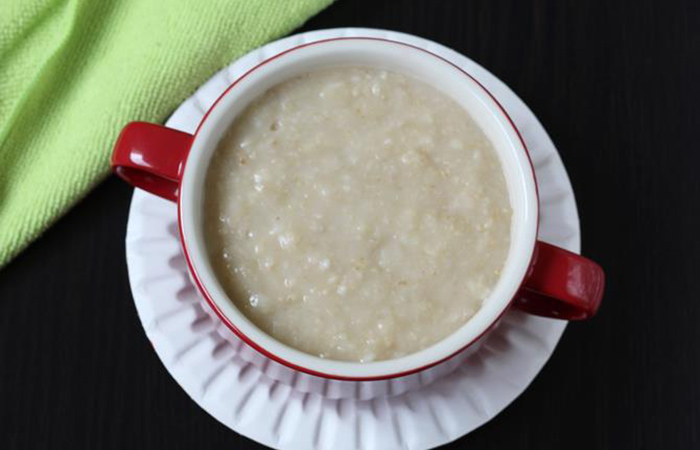 papillas caseras de cereales para bebés: con manzana y plátano servida en tazón rojo