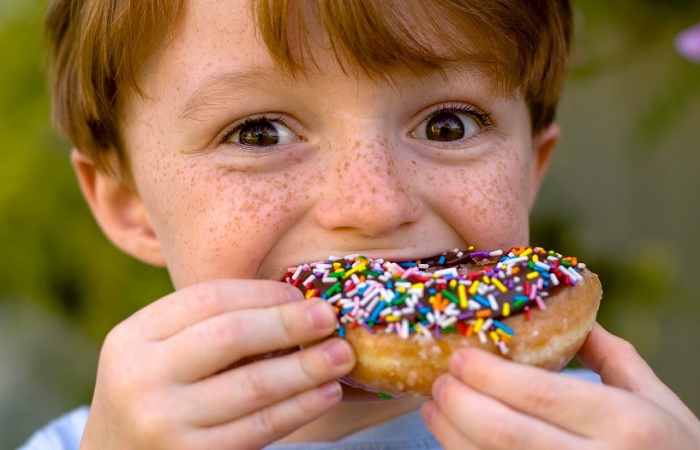 los alimentos ricos en azúcar irritan las encías