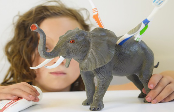 Soporte para cepillo de dientes con un elefante de plástico