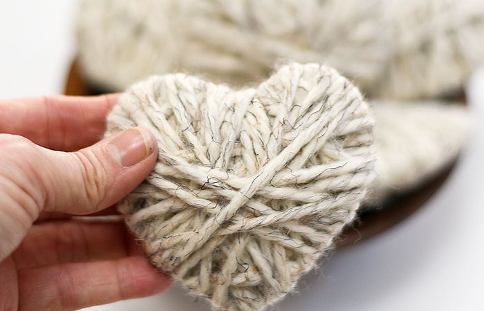 manualidades para regalar: figura de corazón hecha con lana