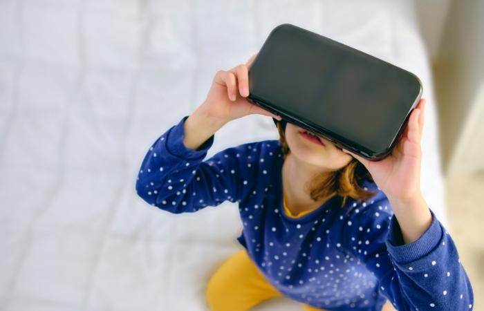 el Metaverso: niña con gafas de realidad virtual