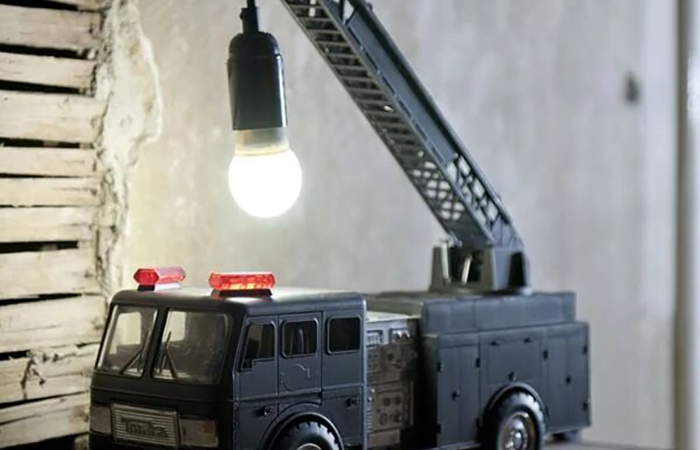 reciclar los juguetes: un camión de bomberos transformado en lámpara