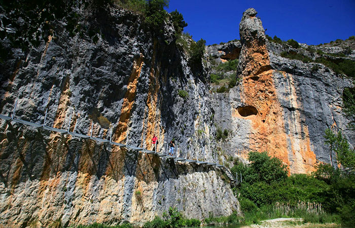 Pasarelas metálicas en la roca, Alquézar, Huesca