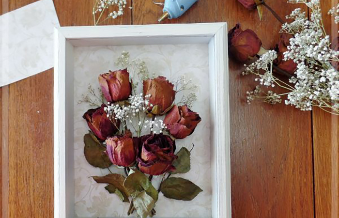 cuadro de flores preservadas: ramo de rosas rojas