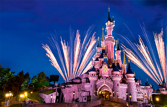 Disneyland París de noche con fuegos artificiales