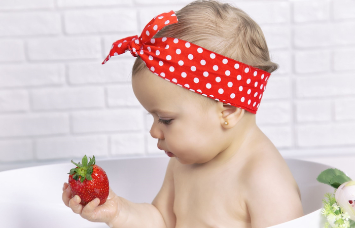 nombres cortos de niña: bebé con fresa
