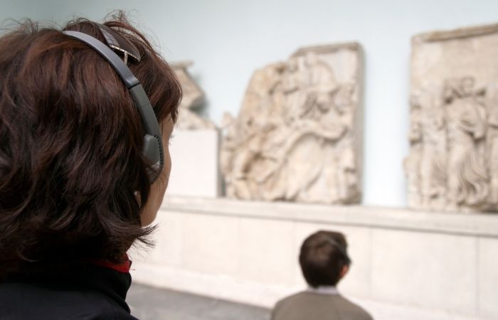 Niños visitando un museo