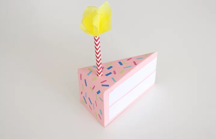 caja de regalo con forma de porción de tarta