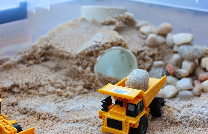 imagen de caja de arena en un soporte plástico