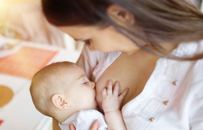 Vacuna contra la COVID y machismo: mujere dando el pecho  a su hijo