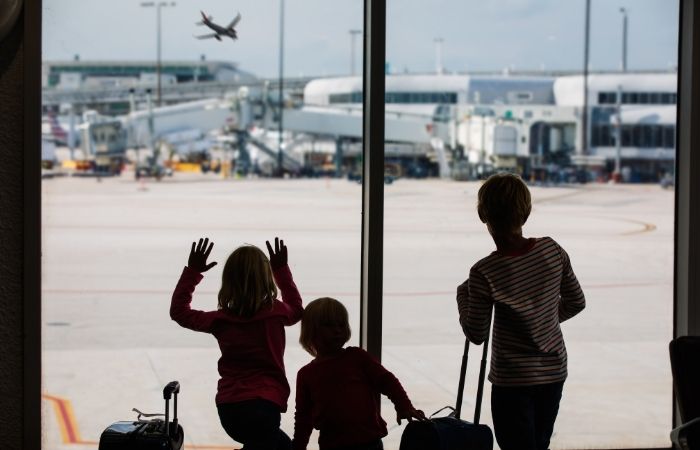 niños en el aeropuerto: viajar al extranjero con familia numerosa