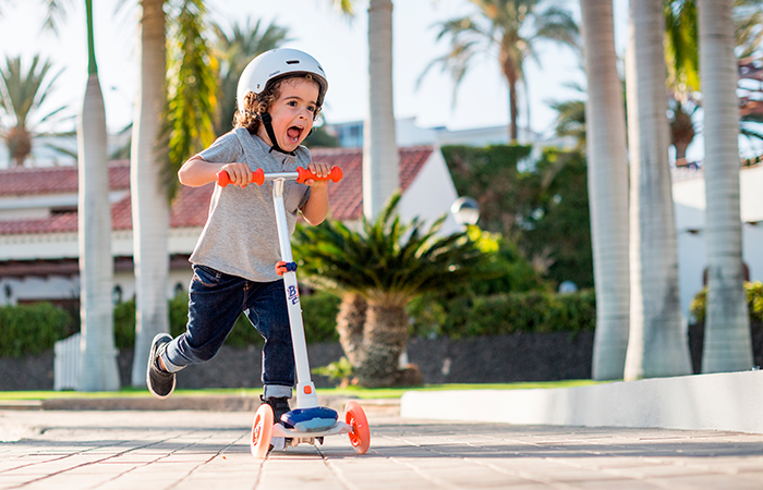 Desarrollar la psicomotricidad infantil al aire libre: patinete de tres ruedas