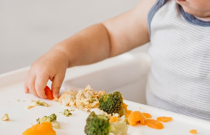 enseñar a los niños a comer solos con el método baby-led Weaning