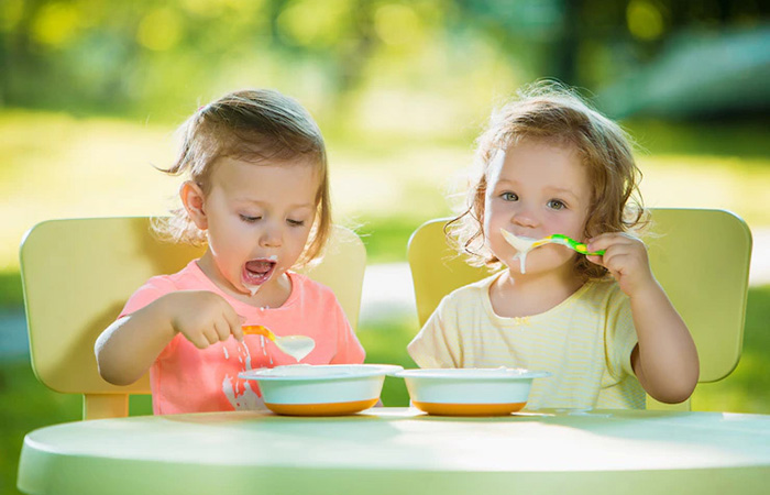Usa la cuchara para enseñar a los niños a comer solos