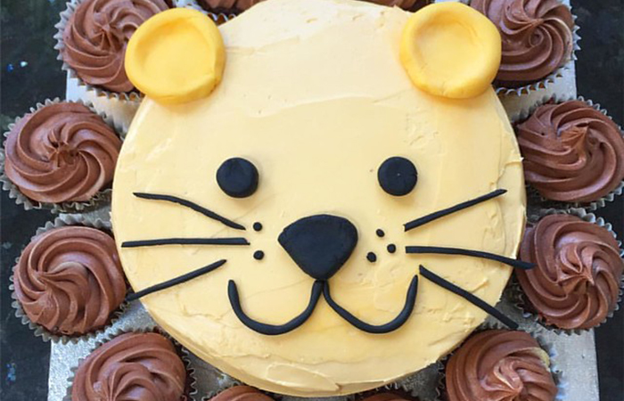 Decoración de tarta de primer cumpleaños con forma de león 