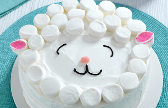 Decoración de tarta de primer cumpleaños con forma de oveja