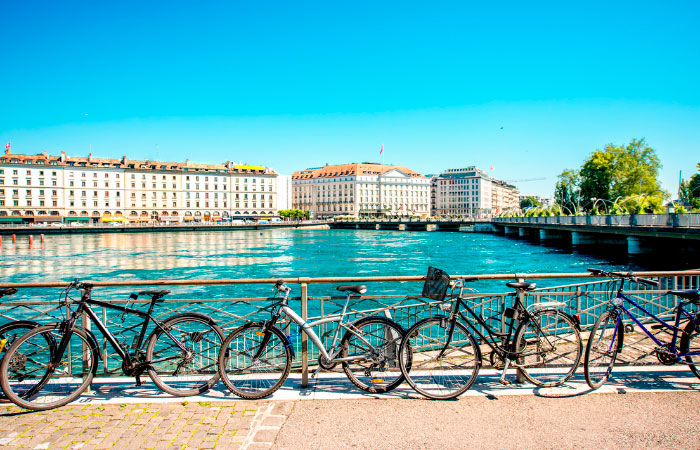 Ginebra Suiza bicicletas frente al río