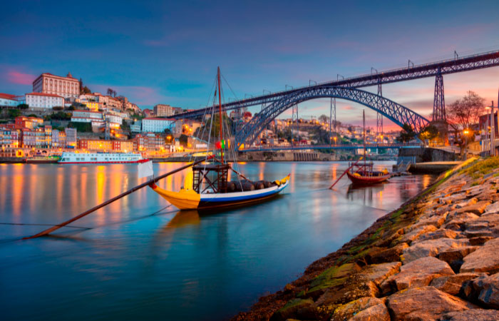 Oporto Portugal destinos a dos horas de vuelo desde Madrid