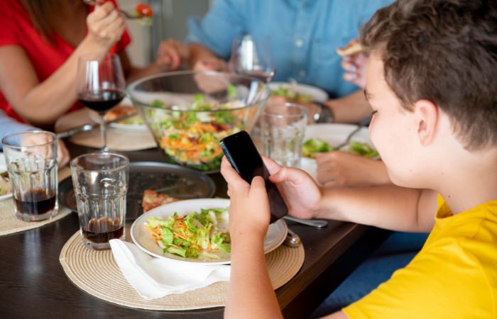 Acuerdos con tus hijos antes de darle su primer móvil: conversación en la mesa