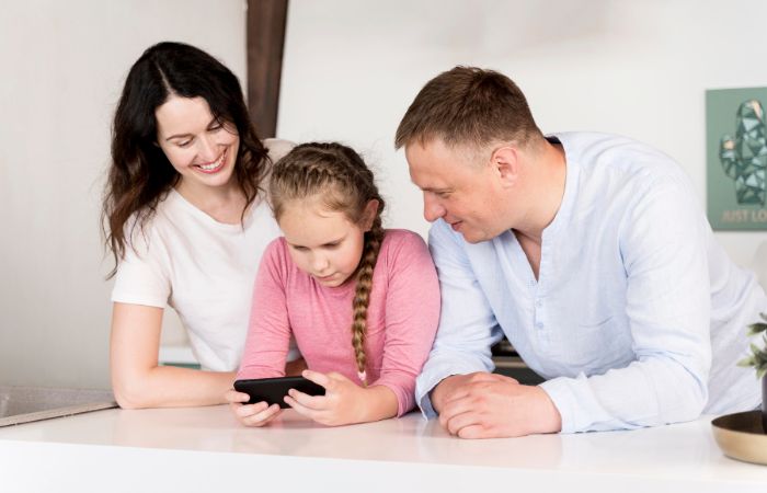 Acuerdos con tus hijos antes de darle su primer móvil: revisar el contenido