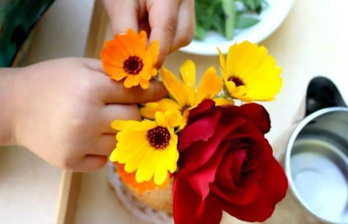 Arreglos florales Montessori con niños
