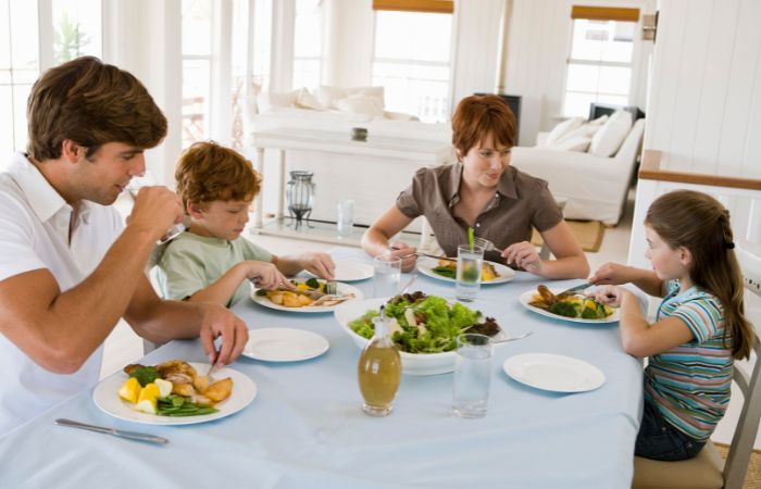 Enseñar a los niños cómo comportarse en la mesa