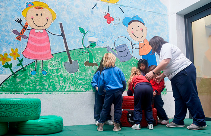 Enseñar a los niños a reciclar reutilizando elementos como neumáticos usados