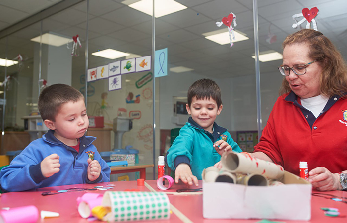 Trabajar con materiales usados para enseñar a los niños a reciclar