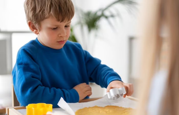 Mesas de luz Montessori: descubrir con las manos