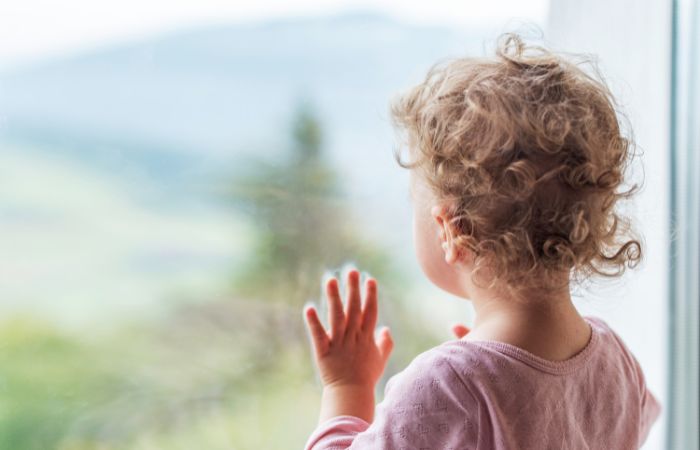 ventana y luz natural para la habitación de los niños