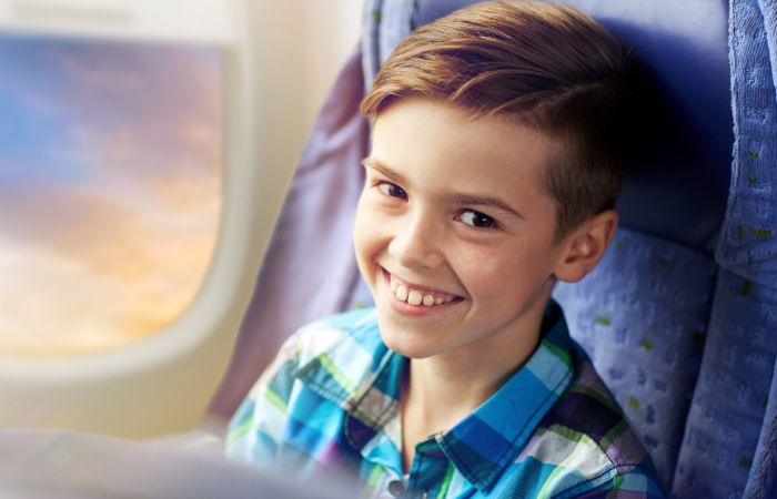 Niños que viajan solos en avión