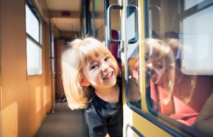 Niños que viajan solos en tren