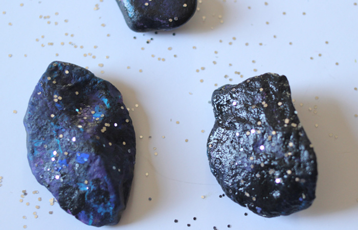 manualidades de galaxia para niños: rocas del espacio