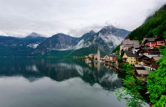 lagos más bonitos de Europa: lago Hallstatt frozen austria