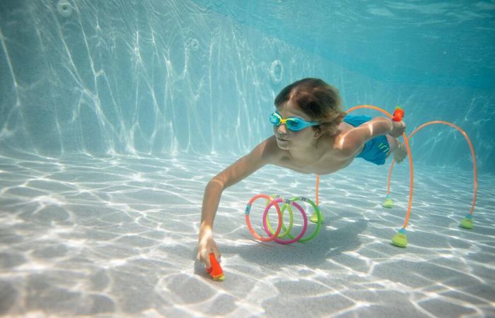 Aprender a nadar jugando: aros de colores sumergibles