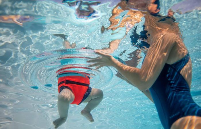 Aprender a nadar jugando: flotador antivuelco Decathlon