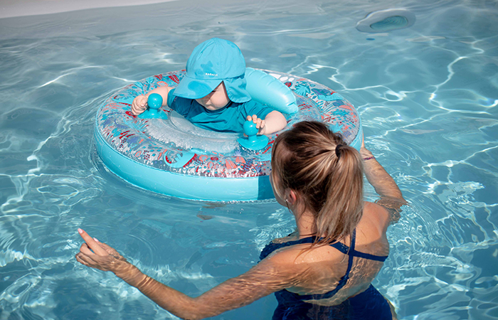 Aprender a nadar jugando desde bebés con flotador especial