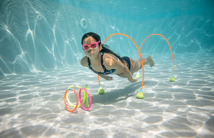 Aprender a nadar jugando: anillas acuáticas para juegos buceando