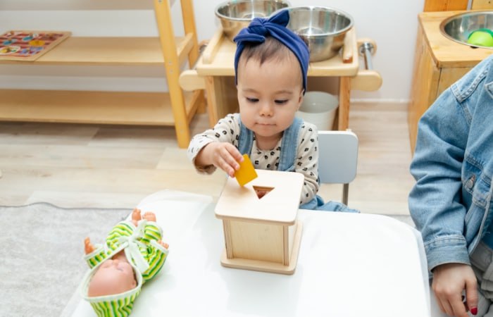Caja de permanencia Montessori: Juguete de madera con orificios