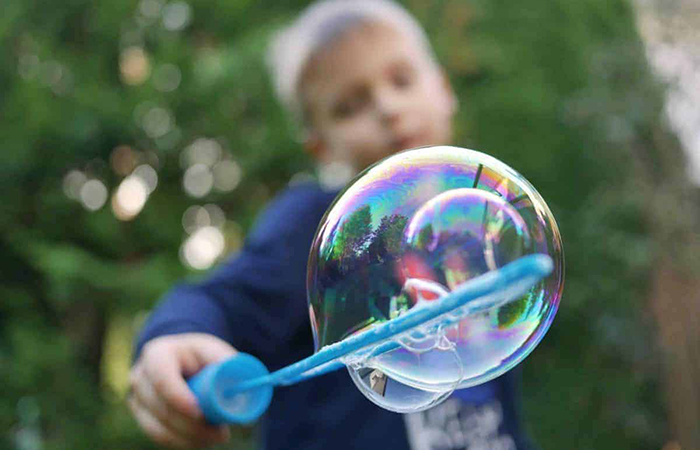 Juegos con agua Montessori hacer burbujas