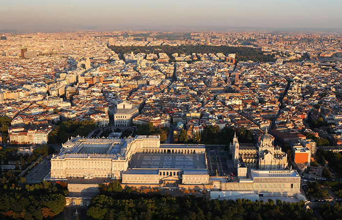 Vista de la Galería de las Colecciones Reales junto al palacio y la catedral