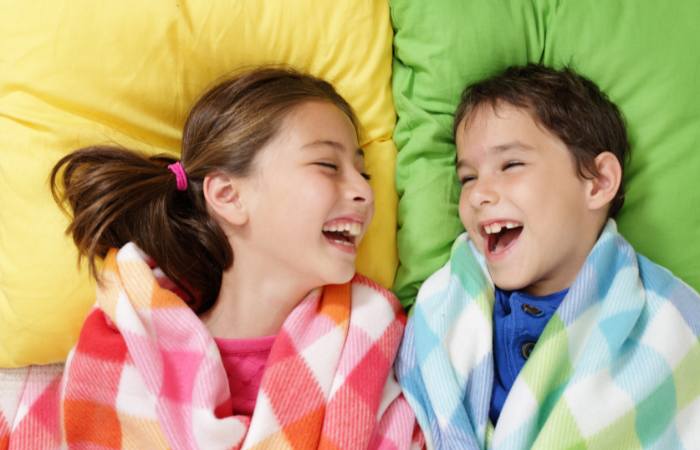 Por qué son buenas las risas antes de dormir en los niños