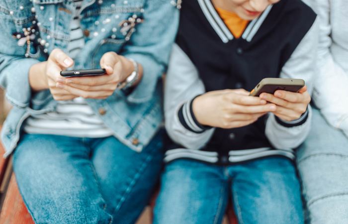 Cómo controlar el móvil de tu hijo adolescente sin espiar