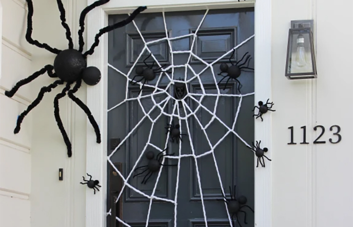 Puerta con arañas