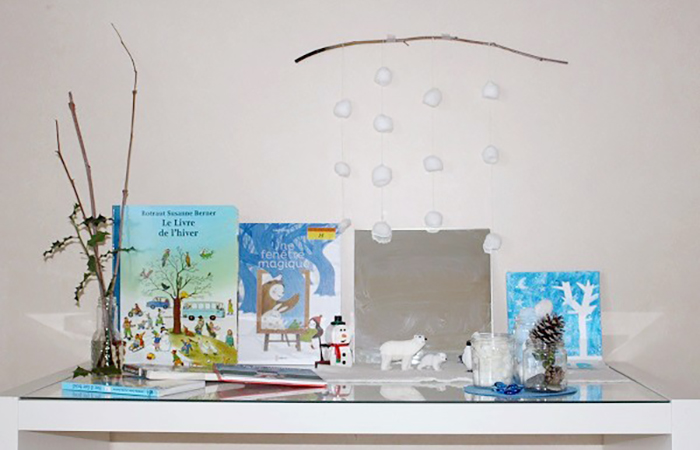 mesa de estación invierno con libros