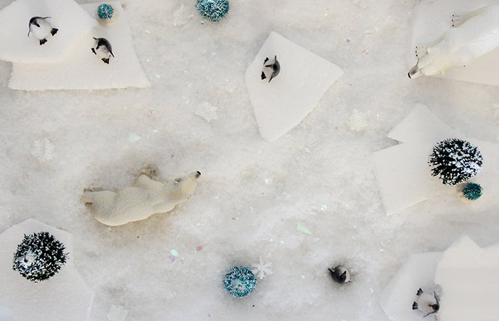 mesa de estación invierno nevada con pingüinos y osos polares