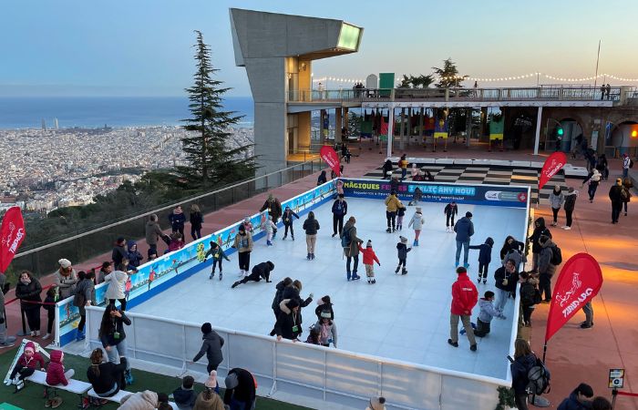 Un plan para cada día de Navidad en Barcelona: ir a patinar a la pista de hielo del Tibidabo