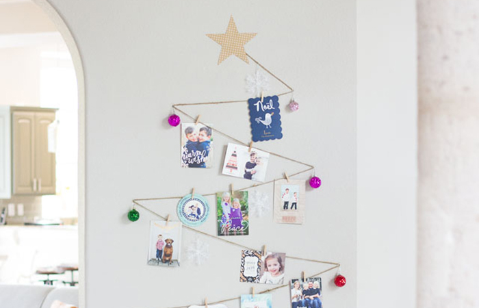 Decorar con tarjetas de Navidad: con un cordel y en la pared