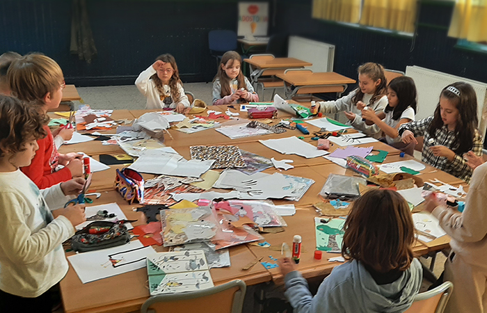 Niños en el taller de collage de Loreta  Piruleta