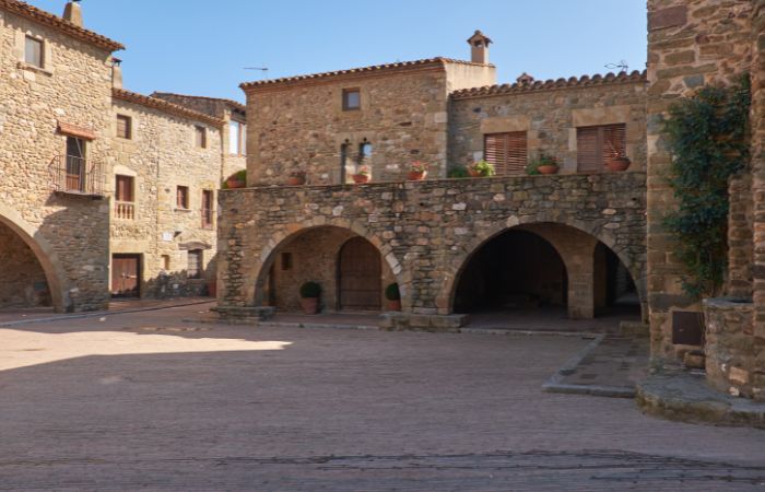 El pueblo empedrado de Monells en Girona